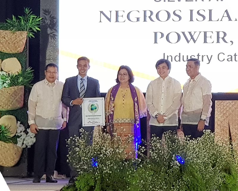 Islasol Manapla receives Silver Seal for envi governance